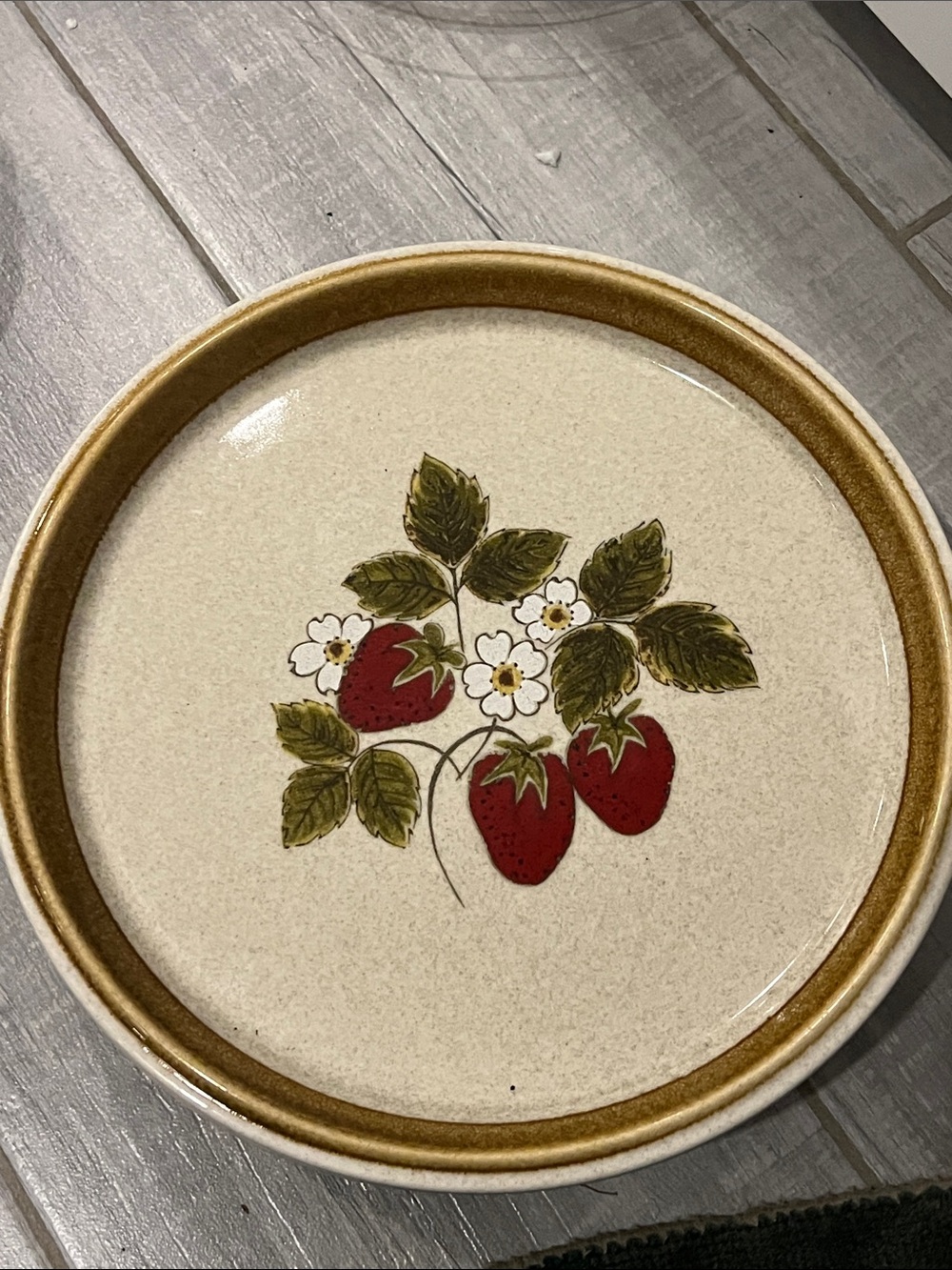 Stoneware Strawberry Plate in Cream and Brown